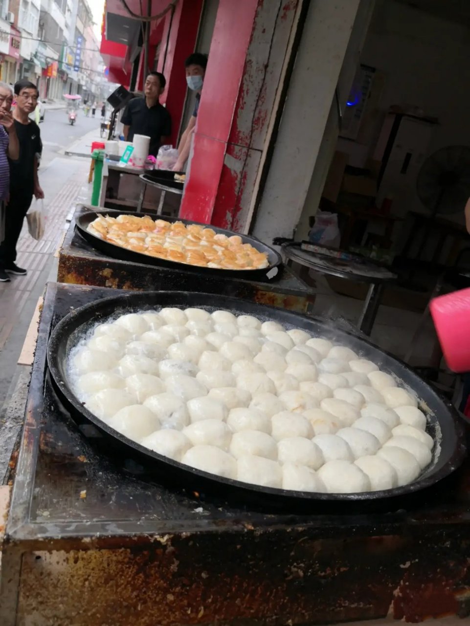 湖北天门老家,人们都把这种早餐美食叫煮包子,平锅生煎,两面金黄,外香
