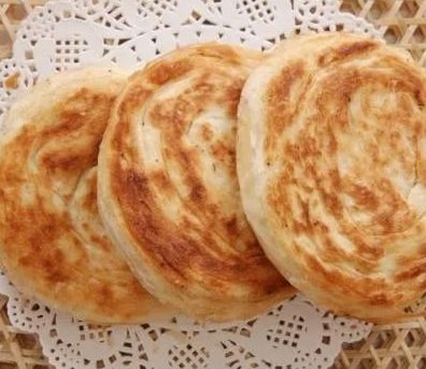 珍惜粮食拒绝浪费# 莱芜吊炉烧饼呈"椭圆型",上层"洒着细细的芝麻"