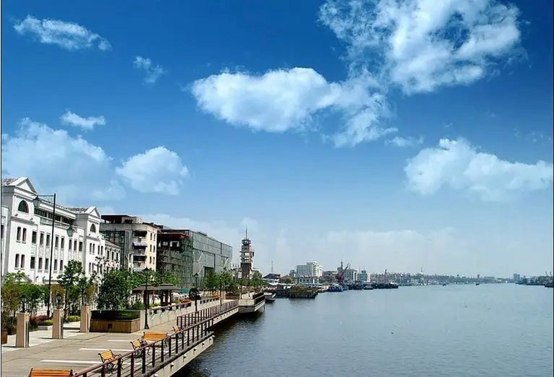 老外滩位于三江口,宁波的正中心,是中国最早的外滩,比上海外滩的历史