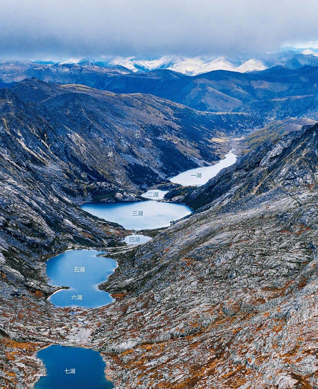 七湖是索郎山东北侧已探明的串珠湖群中规模最大的一组串珠湖.