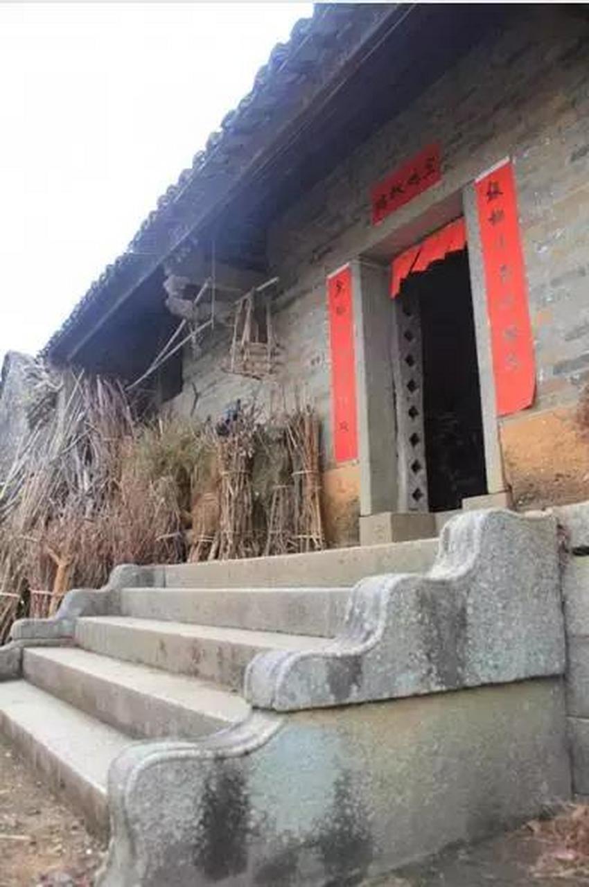 石鼓村位于钦州市钦北区青塘镇,距钦州市区约 45 公里.
