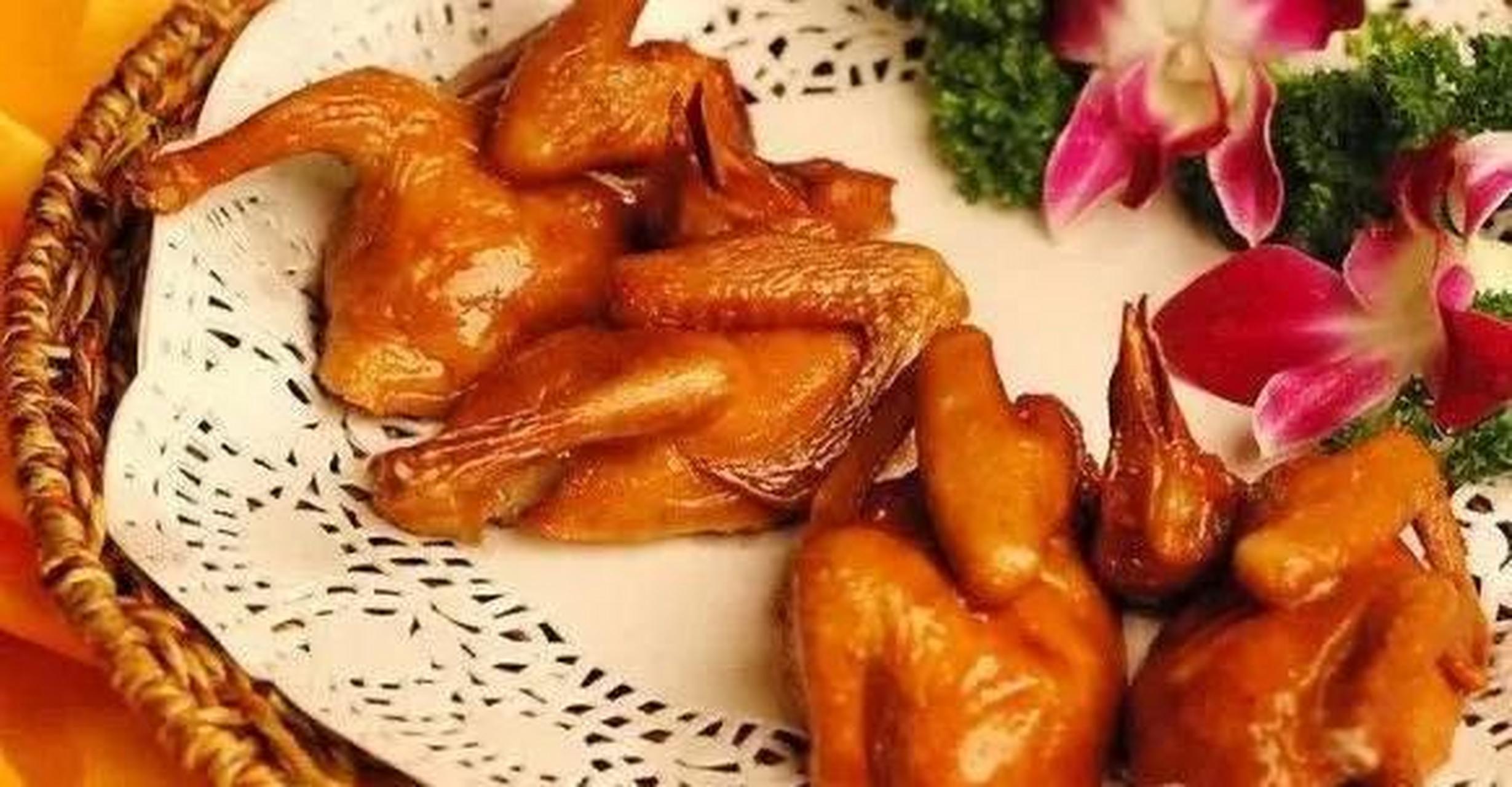 约会美食大赏 红烧光明乳鸽是广东省深圳市的一道传统名菜,以鸽肉