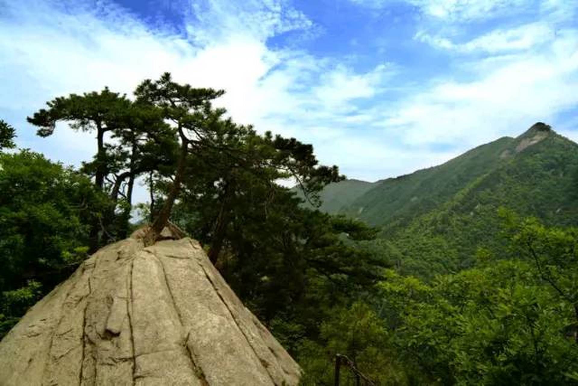 天堂寨风景区(六安市金寨县天堂寨镇,有山有水,有峡谷,有瀑布,上面