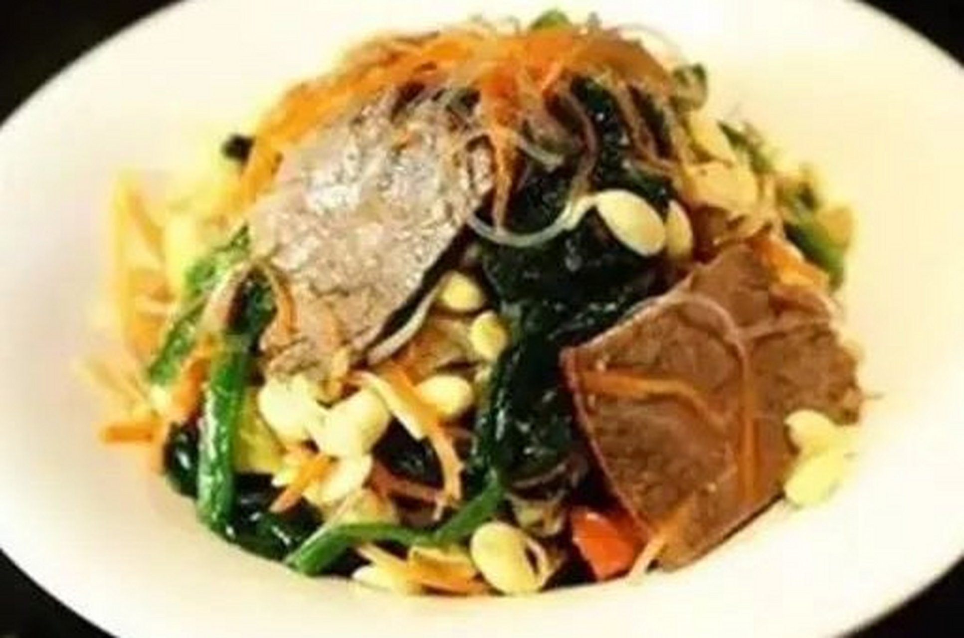 嗨吃一夏# 天水酒碟是以天水本地产蔬菜胡萝卜,菠菜,绿豆芽配合耳丝