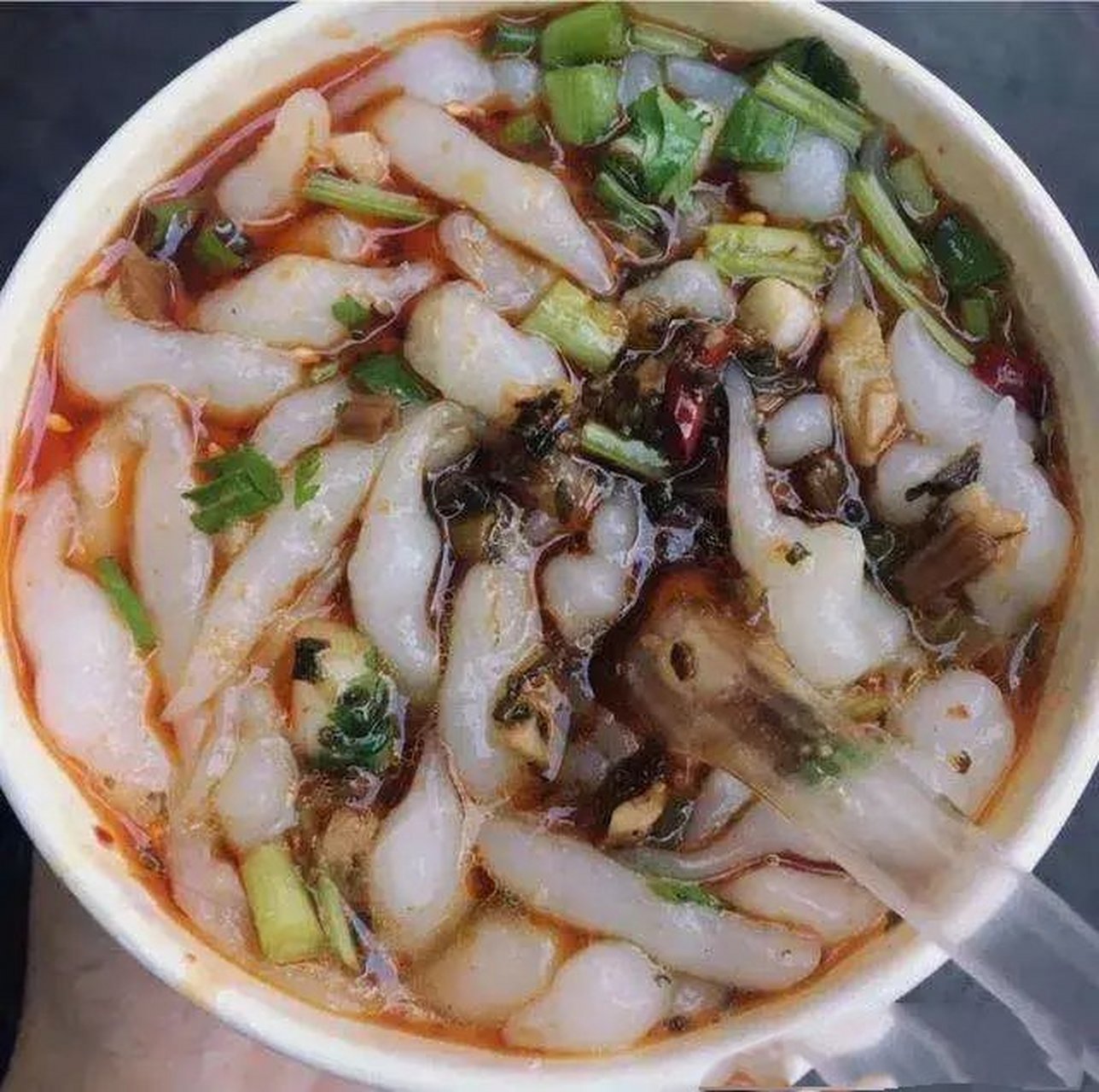夏天到了,十堰市的蛤蟆咕咚又成了香饽饽,天太热没有食欲,来碗蛤蟆