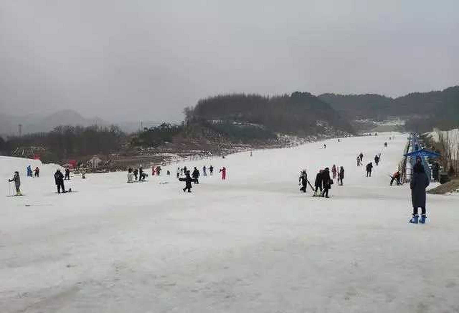 近年来,冬季冰雪运动热度持续上升,麦积山滑雪场成为了广大游客的青睐