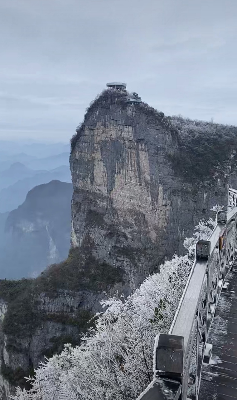 雖然南下的寒潮給我們帶來了雨雪和霜凍,卻也給美麗的天門山景區披上