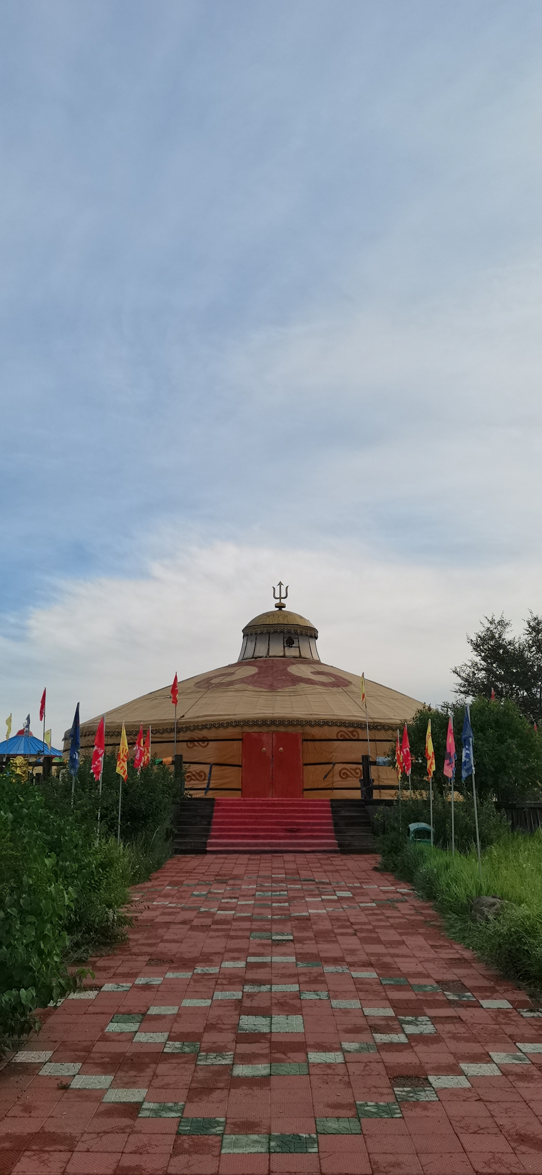 铁木真大汗行营铁木真大汗行营是一个以蒙古游牧部落为景观的旅游景点
