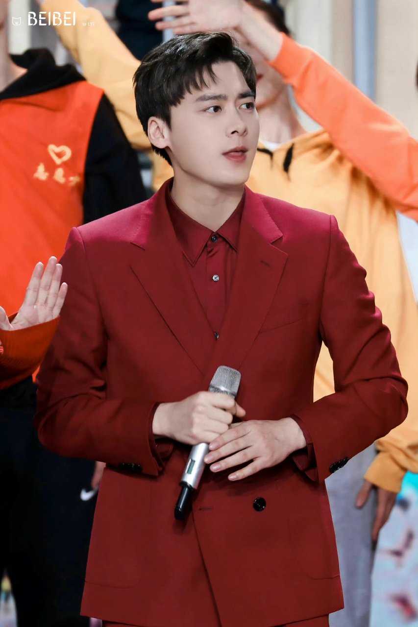 有一说一李易峰穿红色西装是真的好看啊