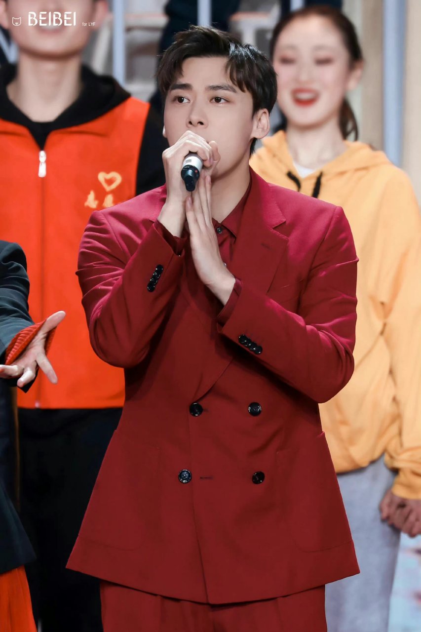 有一说一李易峰穿红色西装是真的好看啊