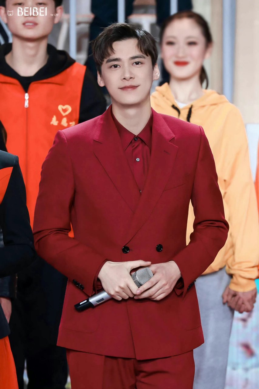 有一说一李易峰穿红色西装是真的好看啊