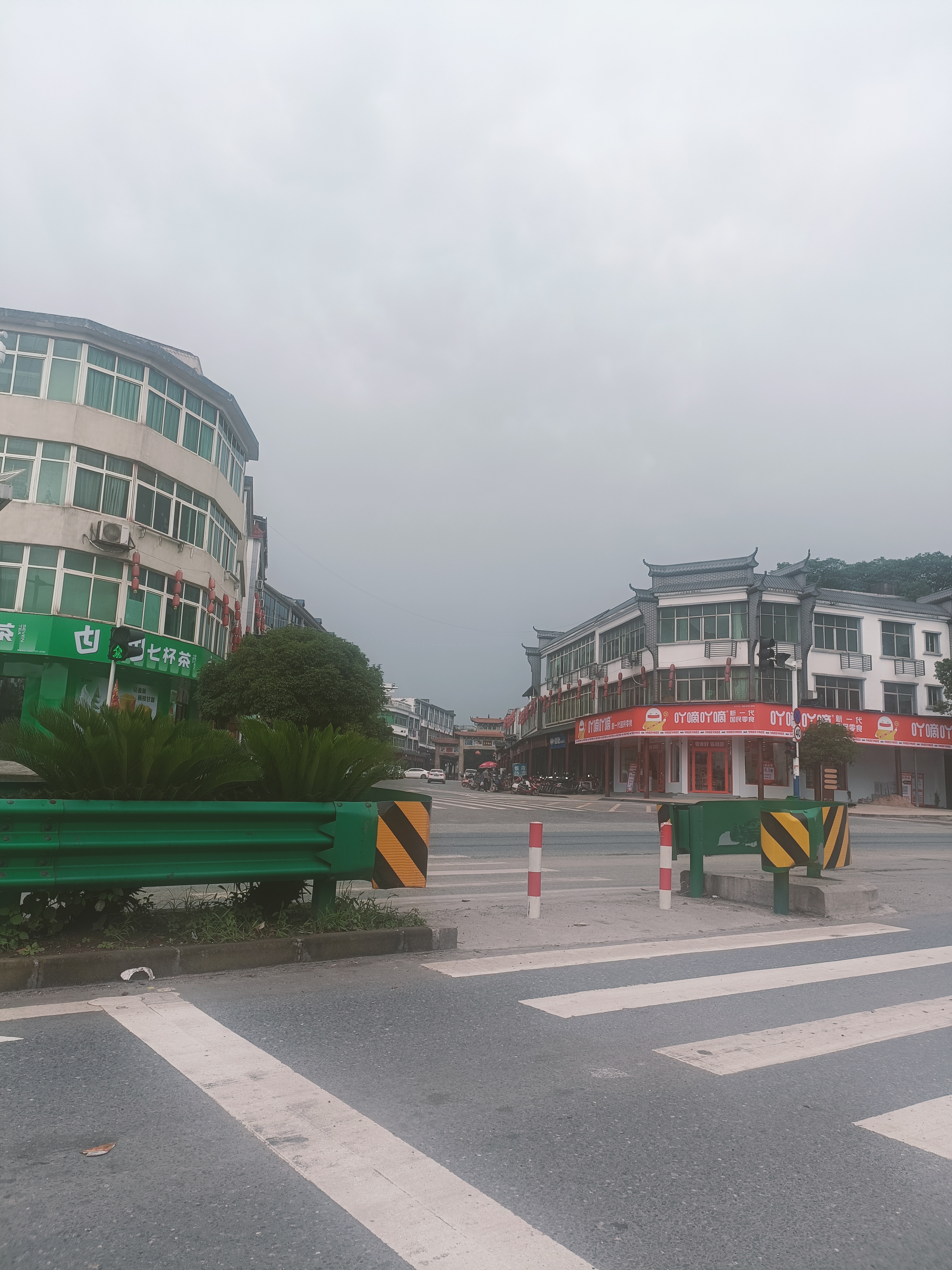 前几天,笔者驾车经过新建区西山镇,发现以西山万寿宫为中心,沿