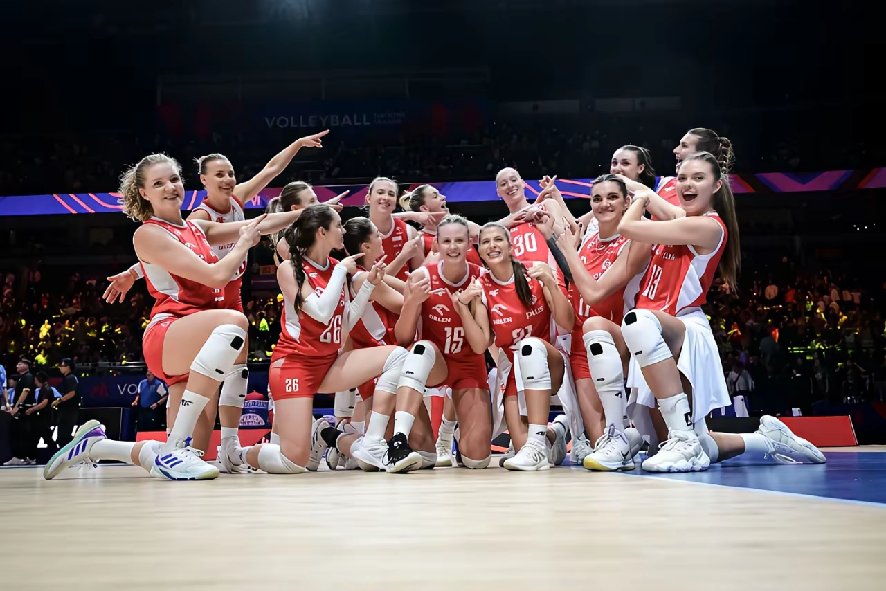 但肉眼可见的是,波兰女排近年来进步神速,年龄结构合理,无论是技战术