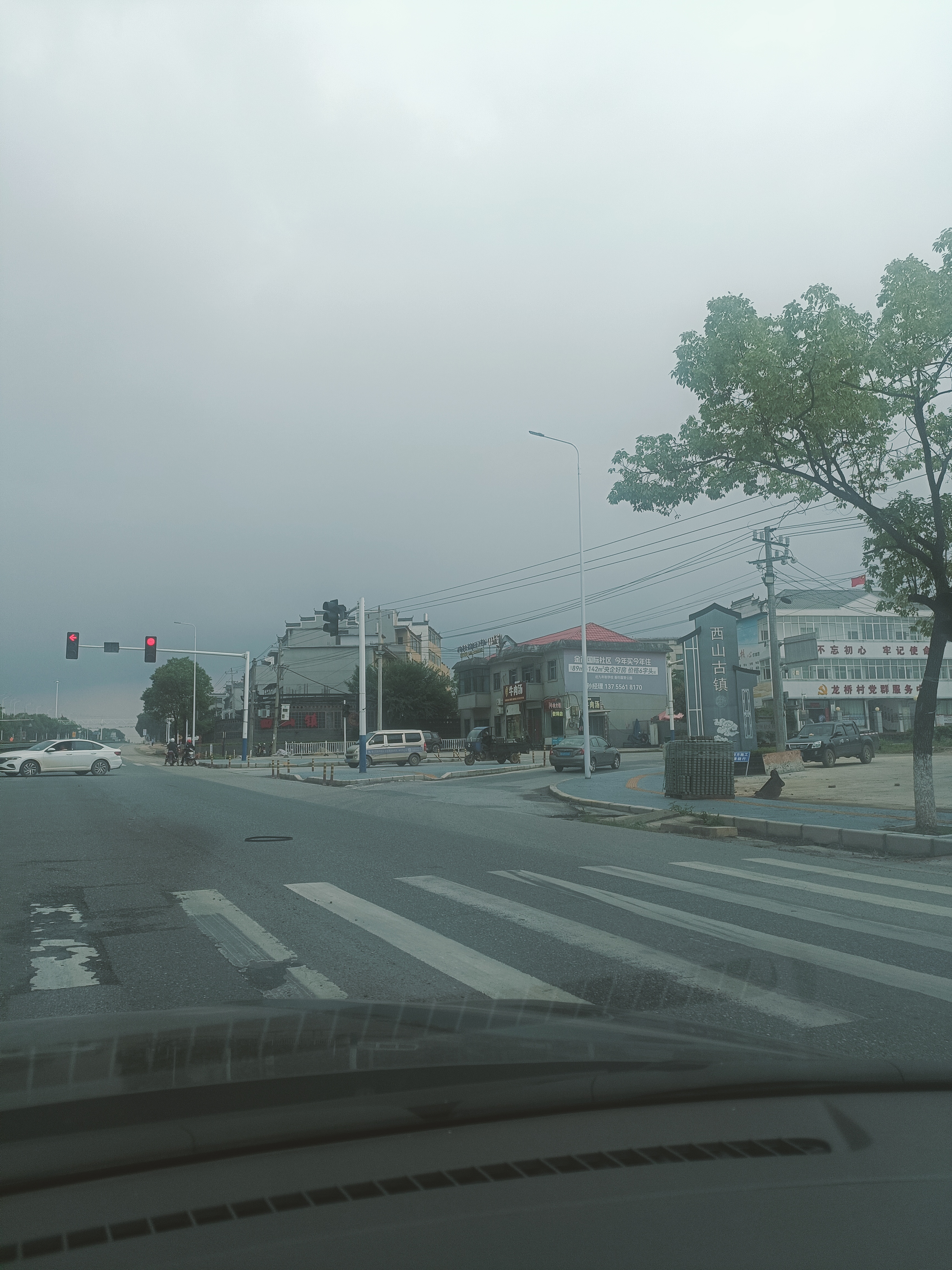 前几天,笔者驾车经过新建区西山镇,发现以西山万寿宫为中心,沿