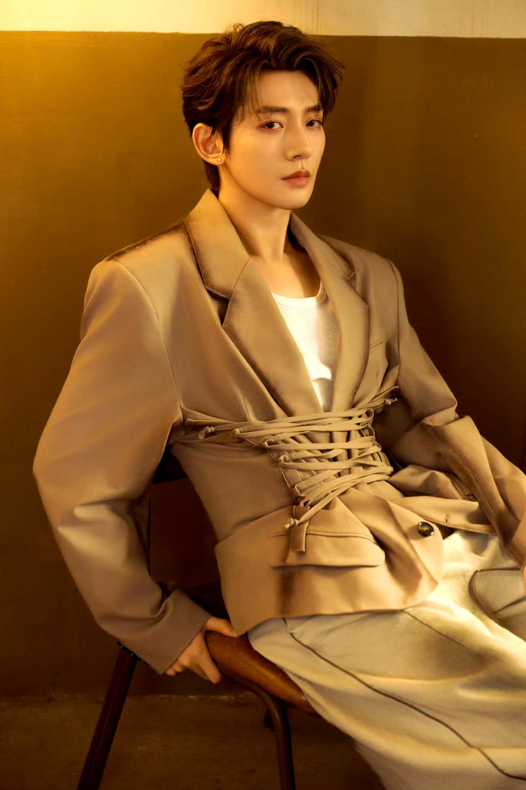 这宽肩窄腰,身材比例,简直就是漫画身材外加漫画脸,难怪能成为当红