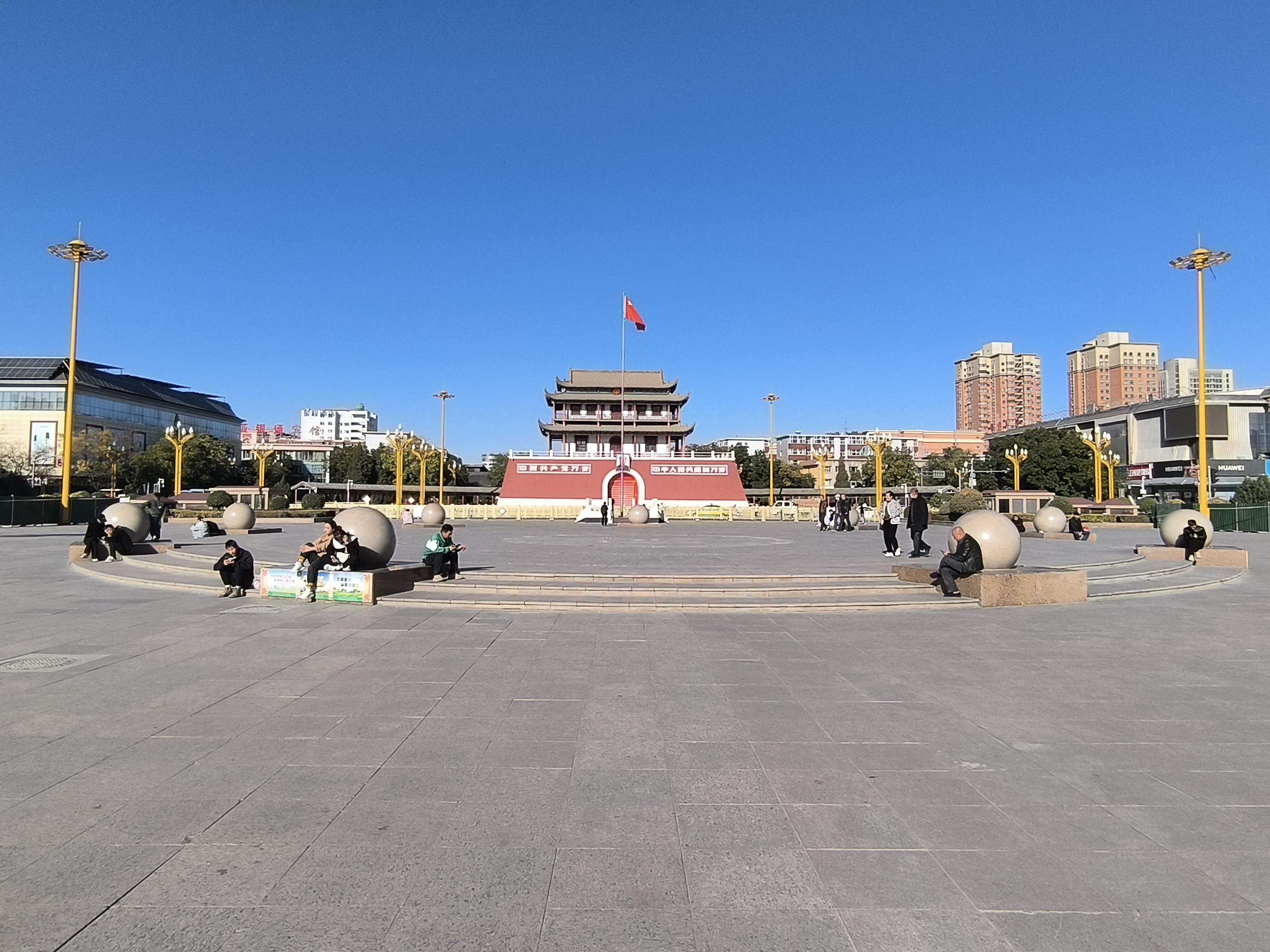 宁夏银川兴庆区南门广场,坐落着一和天安门长得极像的建筑,俗称南门楼