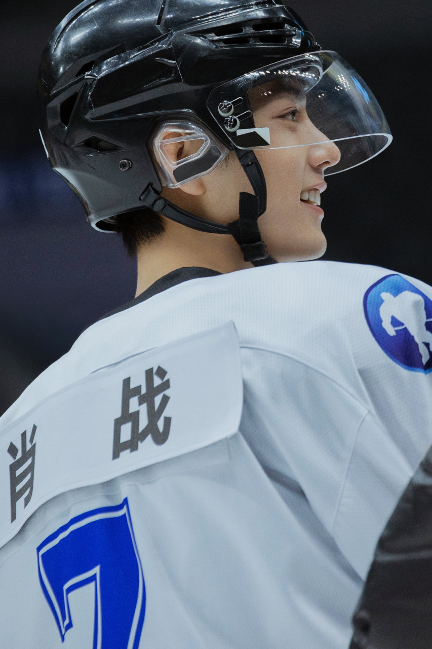 肖战# 穿上冰球服真的很帅气啊!冰球小王子[大笑]