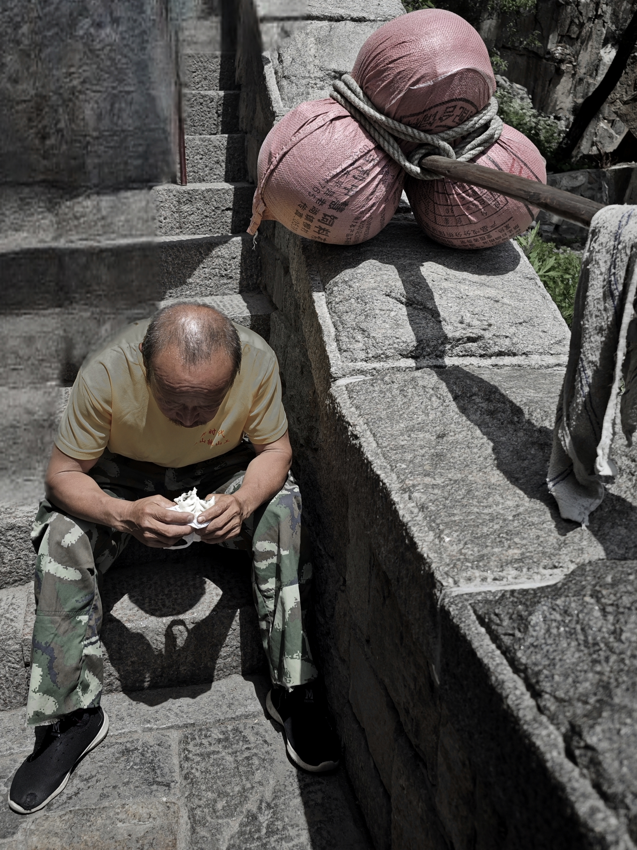 泰山上的另一道风景——泰山挑夫