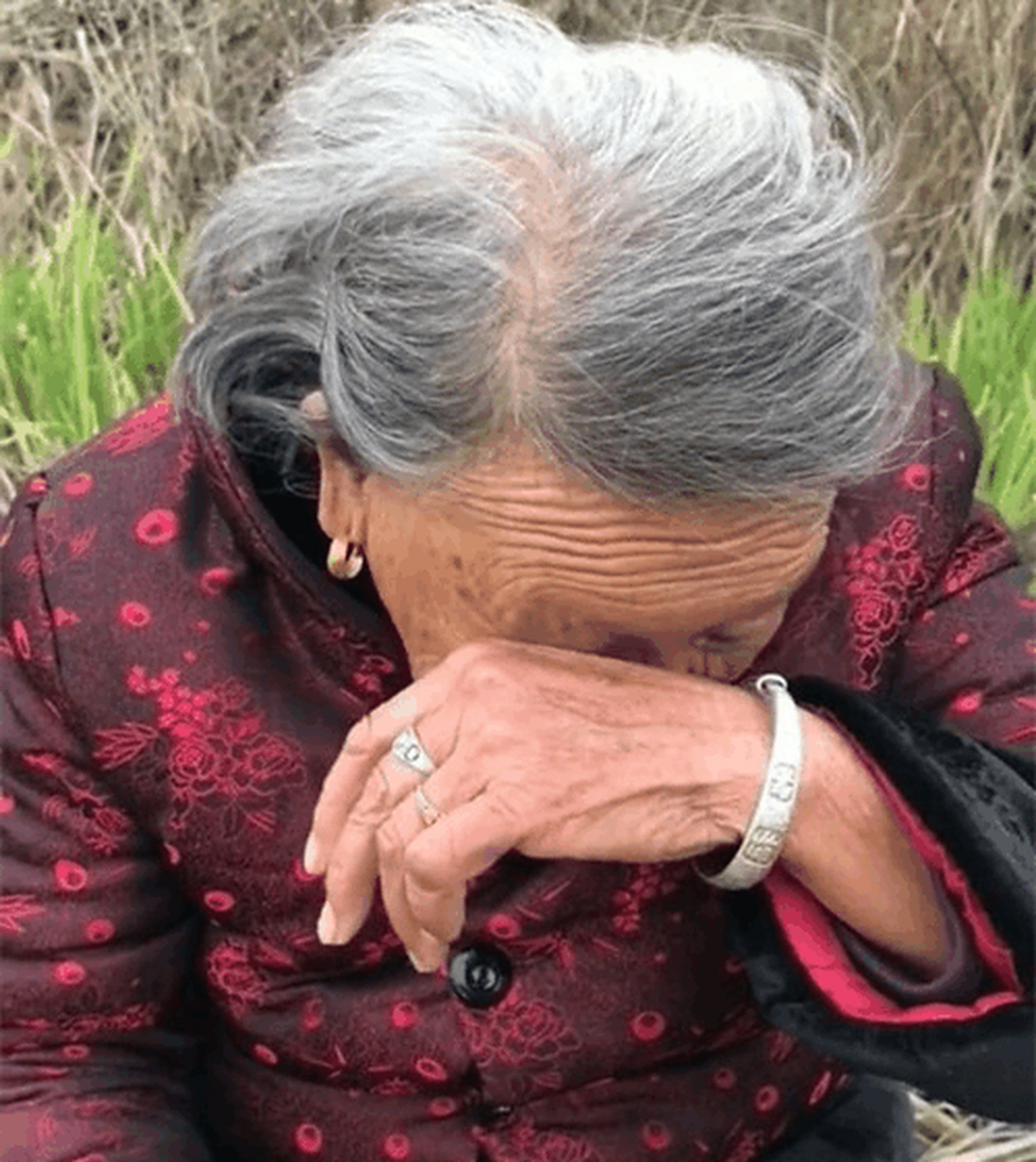 奶奶带孩子,眼睛瞎了一只!  是怎么瞎的呢?