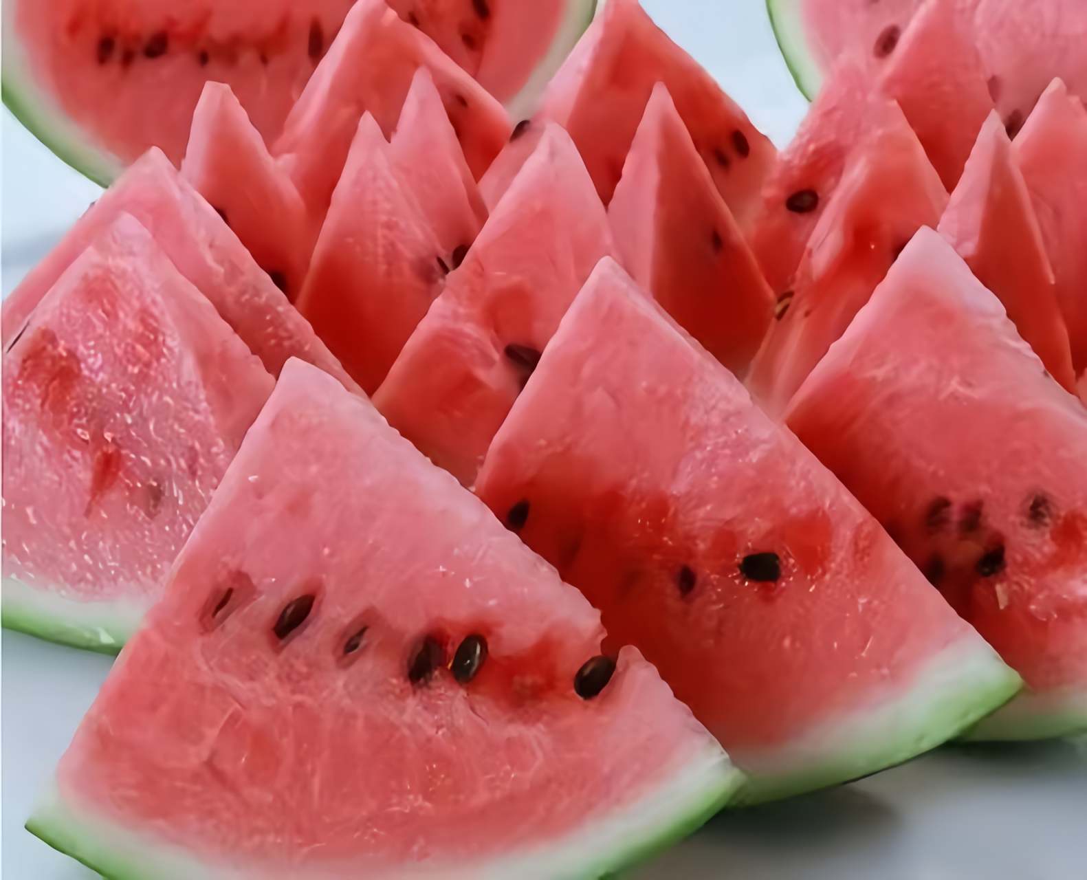 观察西瓜的外观:挑选表面光滑,花纹清晰,纹路明显且底面发黄的西瓜