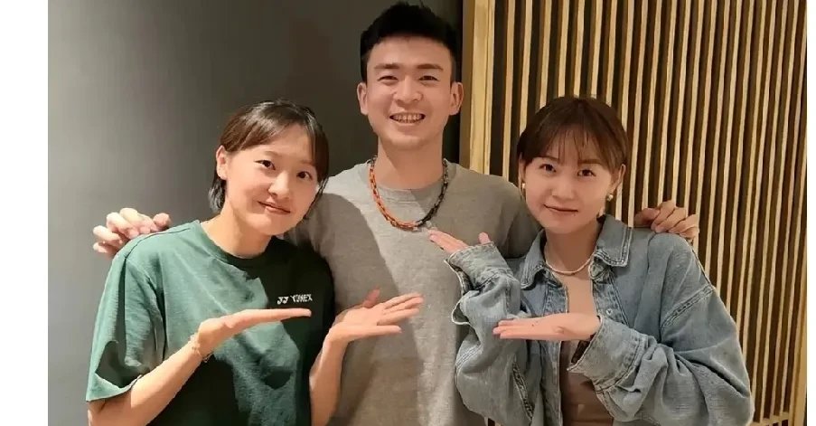 怪不得她在杭州比赛时,跟中国选手郑思维熟得像邻家小姐姐,直接挽着