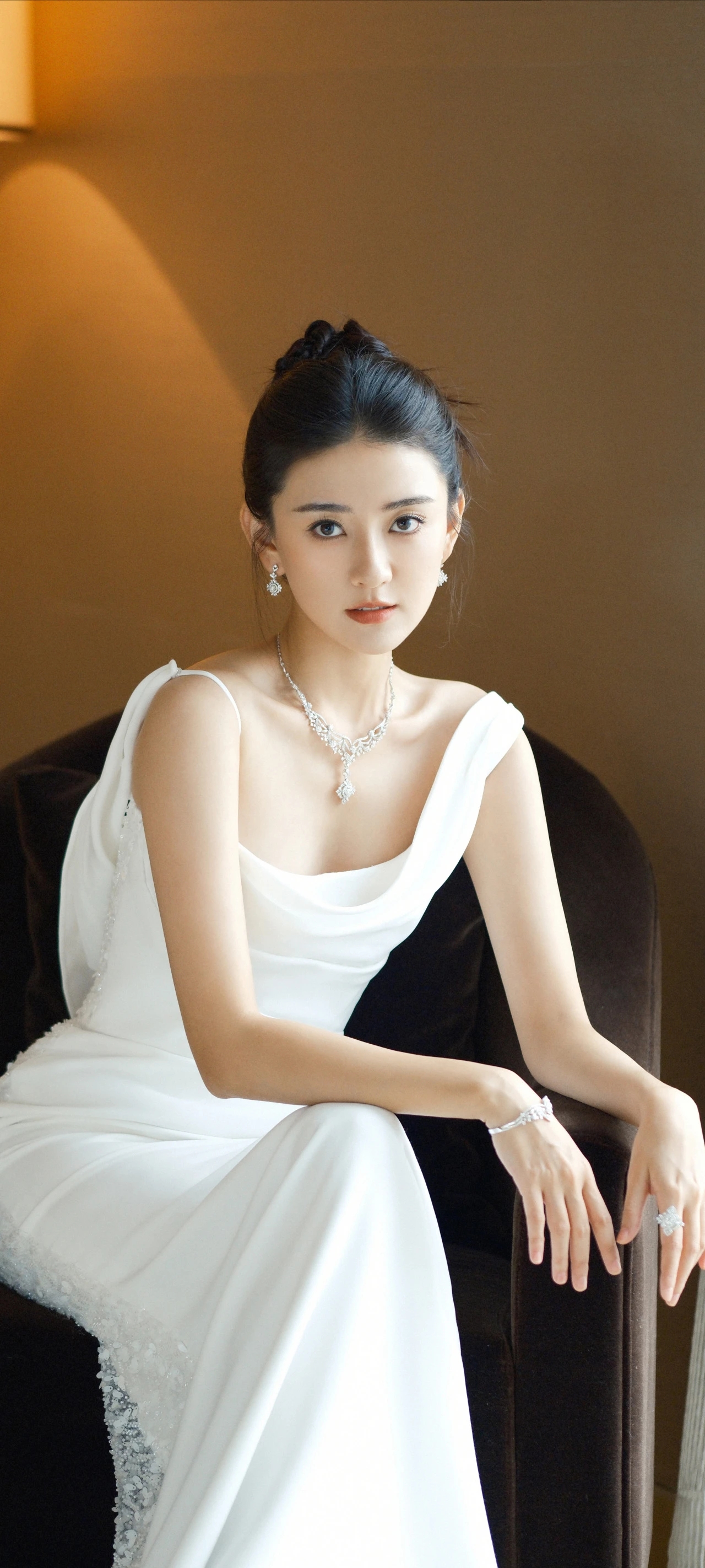 梁洁,优雅精致,一身白色长裙,气质出众.