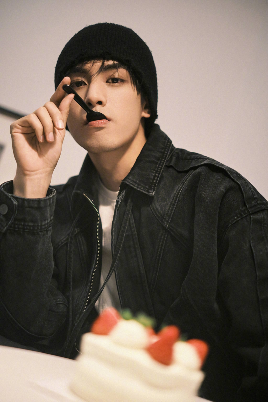 易烊千玺平常更喜欢坐高铁而不是飞机,只要行程不匆忙他都会坐高. .