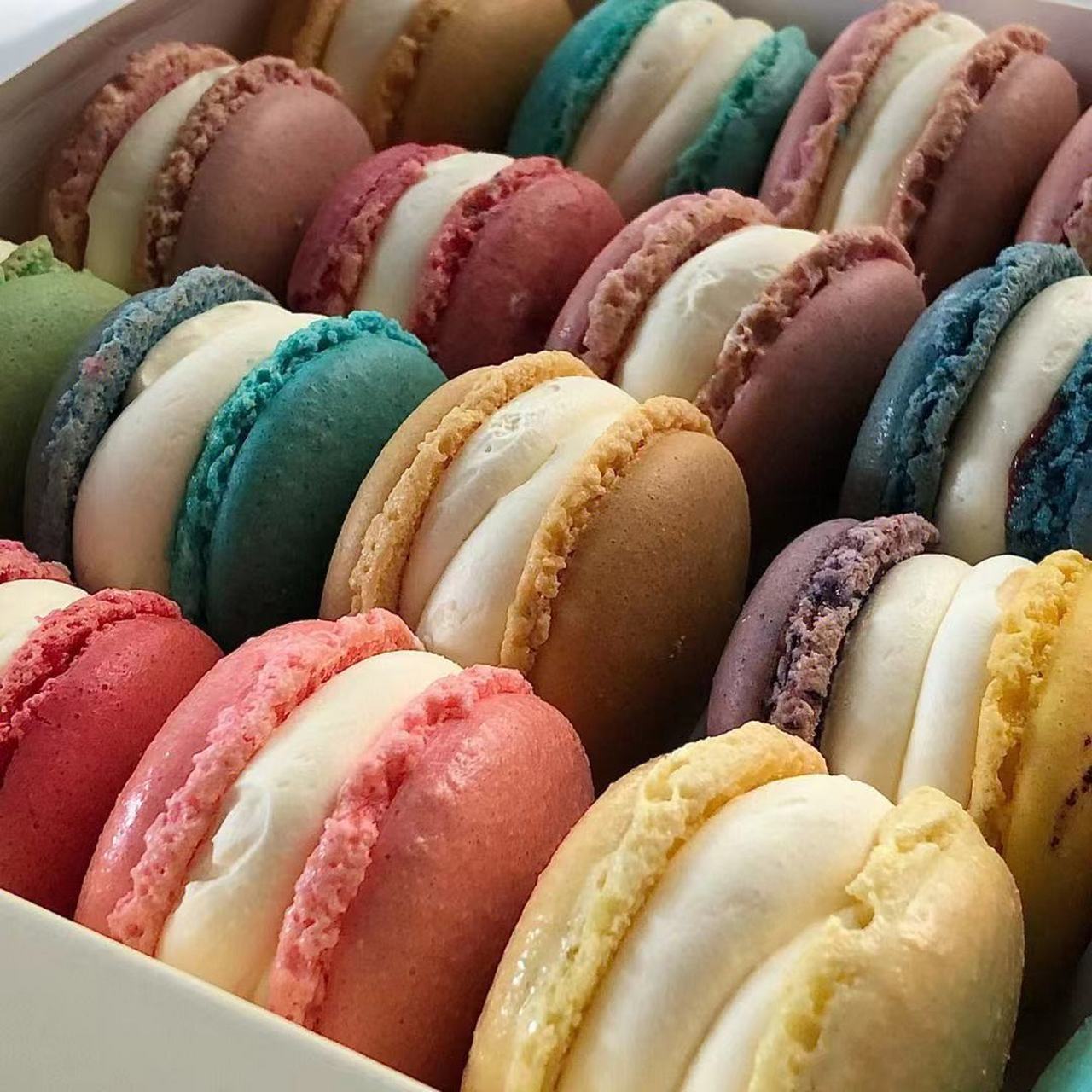 美食今日分享:马卡龙 马卡龙,又称法国小圆饼,是一种非常受欢迎的法式