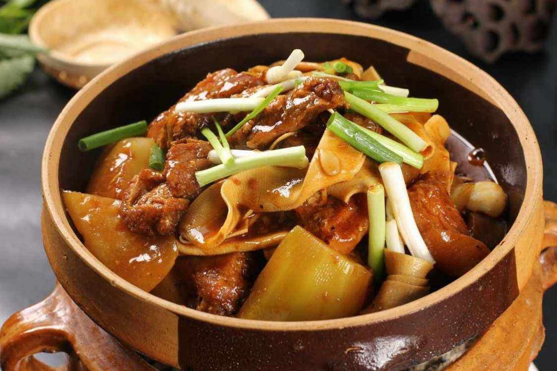 信阳闷罐肉是中国河南省信阳市的传统名菜之一