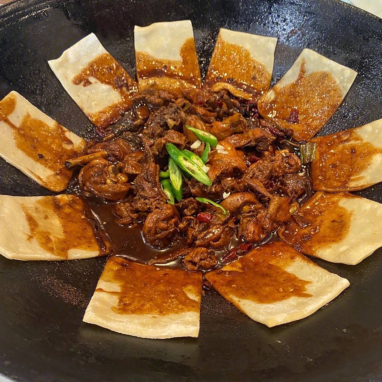 安徽——金寨地锅鸡  大家早上好呀[嘻嘻],美好的一天当然要从美食