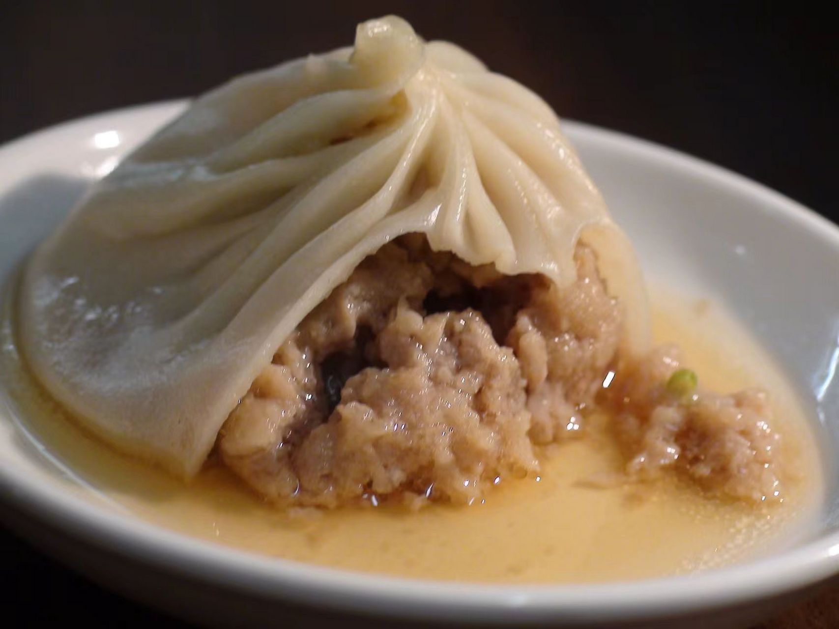 开封灌汤包是中国河南省开封市的一道著名小吃.