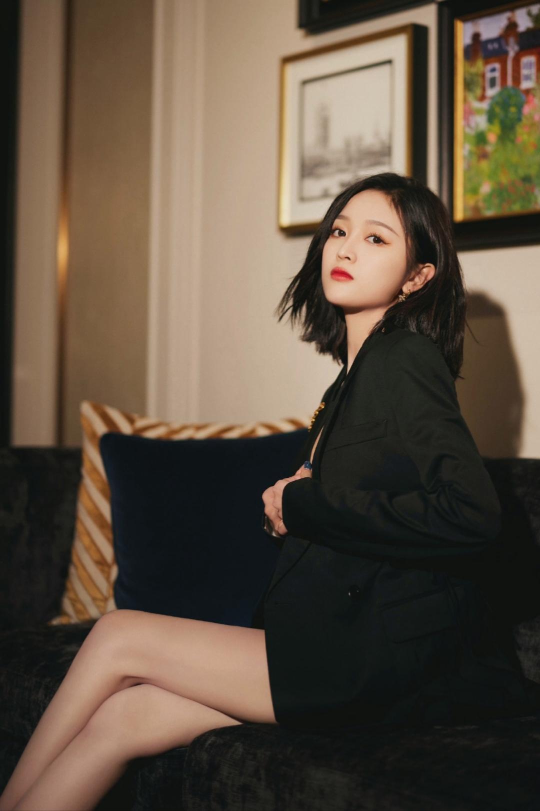 97吴宣仪新造型曝光,短发搭配黑色西装,又a又飒!