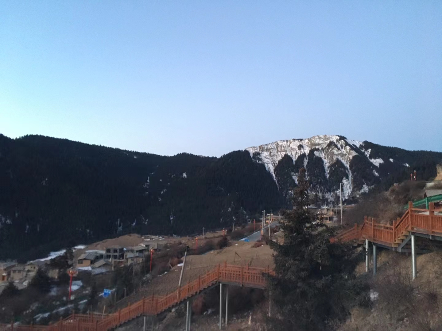 达日观景台 海拔3190米 日出前的山里空气清冷,吹起白烟#旅行# #优质