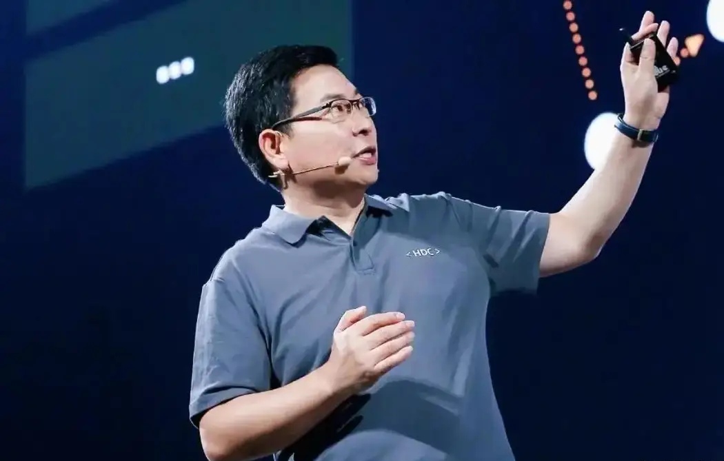 研究生,清华大学汽车系教授,现任中国汽车工业协会常务副会长兼秘书长