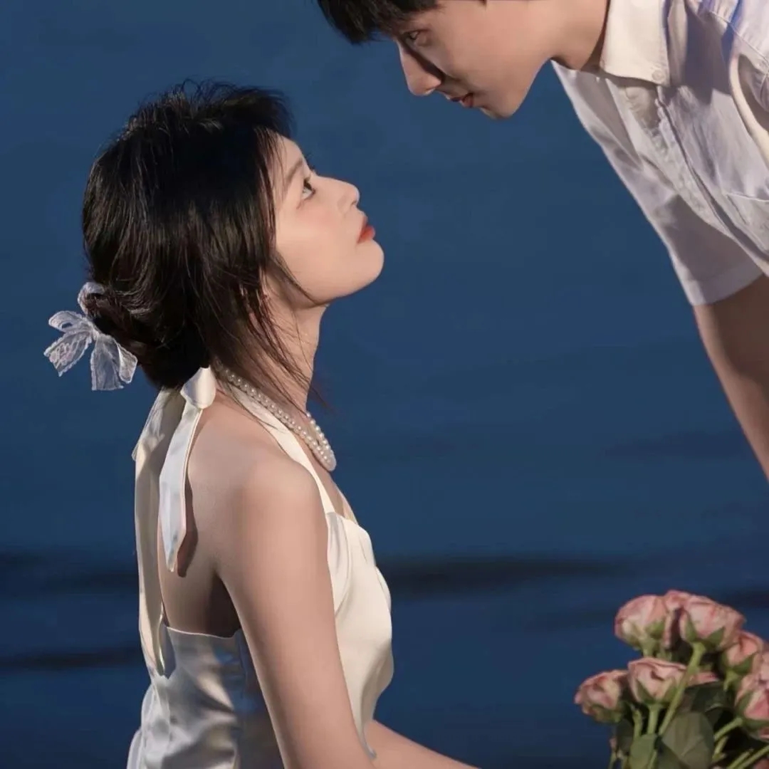 情侣头像#  一,深情对望,两个头像相互依偎,眼神交汇,表现彼此的默 