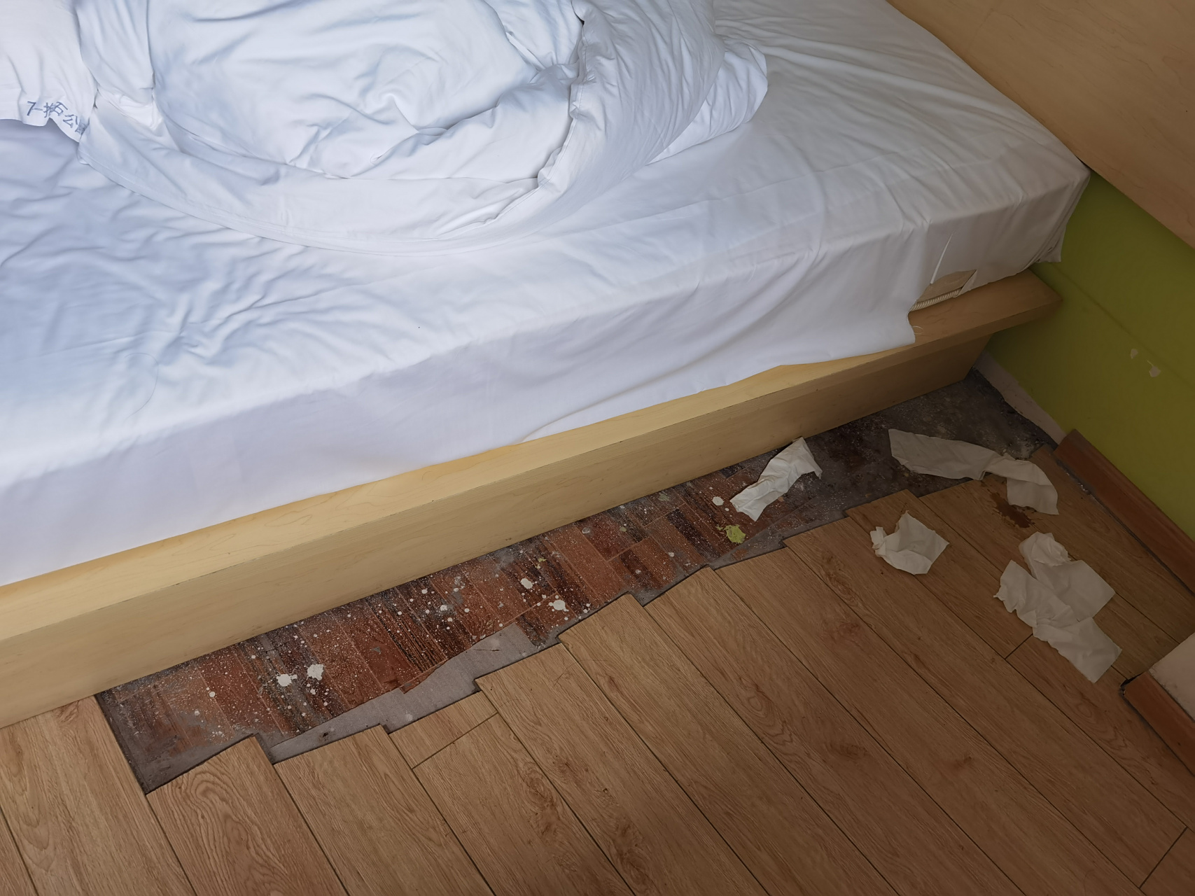 这个国内大型经济连锁酒店的床底下都没铺地板,什么原因?