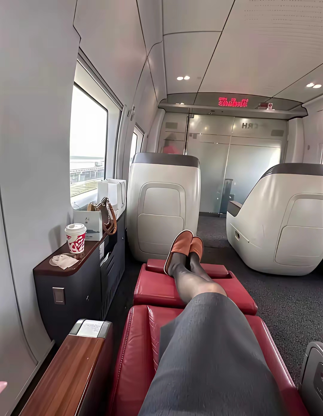 留学生组团打卡中国高铁这样评价……