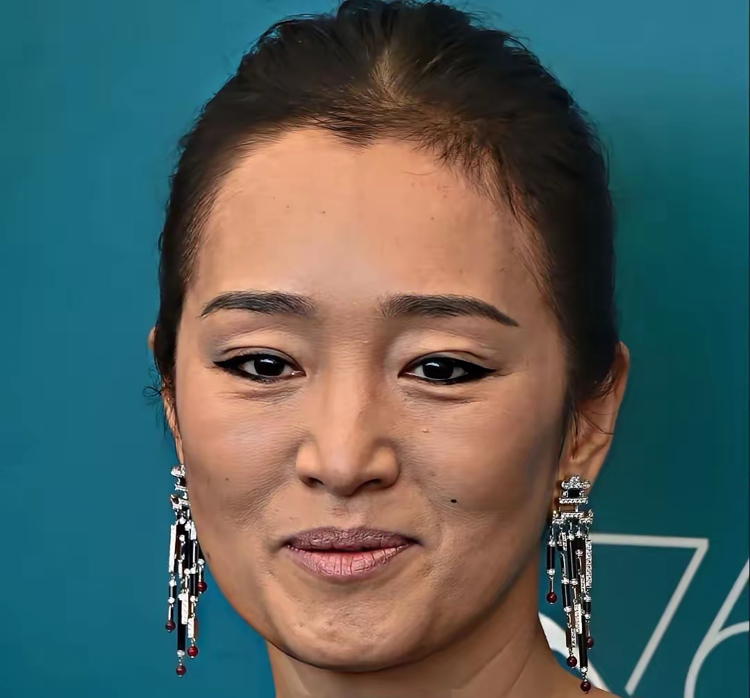 巩俐最近出现某节目现场,网友用近镜头捕捉到巩俐的面容,虽然这个年龄