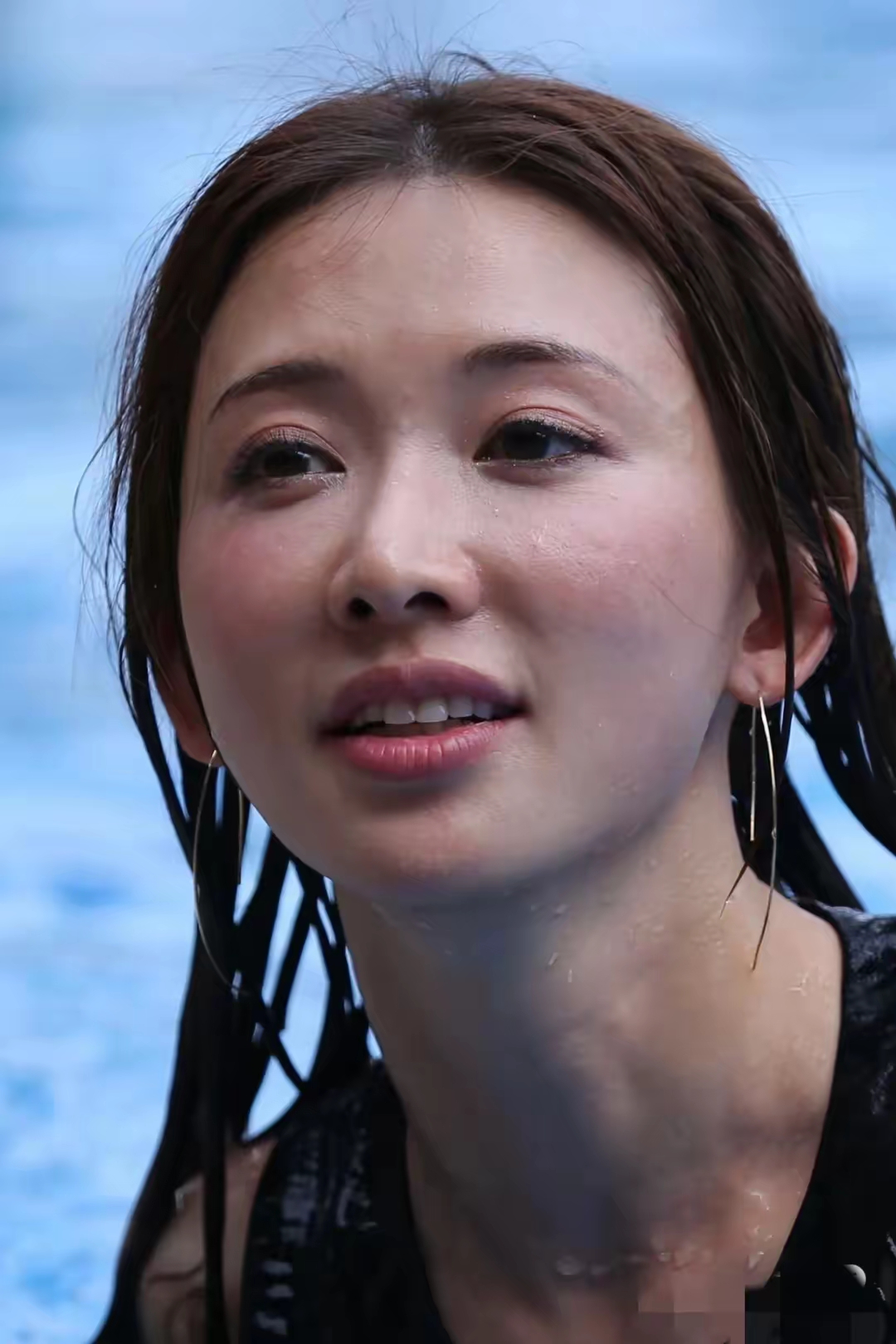 志玲姐姐游泳超棒,清凉一夏就靠你啦,水中的面容依然美丽,看来没有