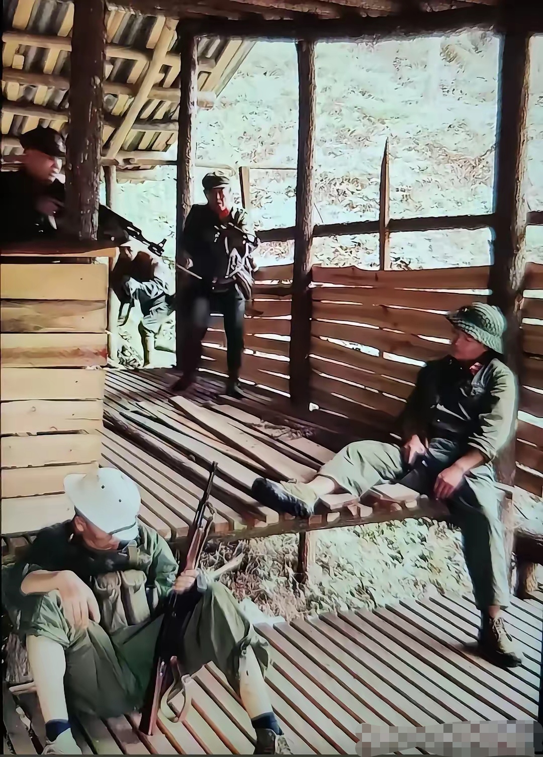 在对越自卫还击战中我军经常抓舌头有时候悄悄潜入敌人营地图片中