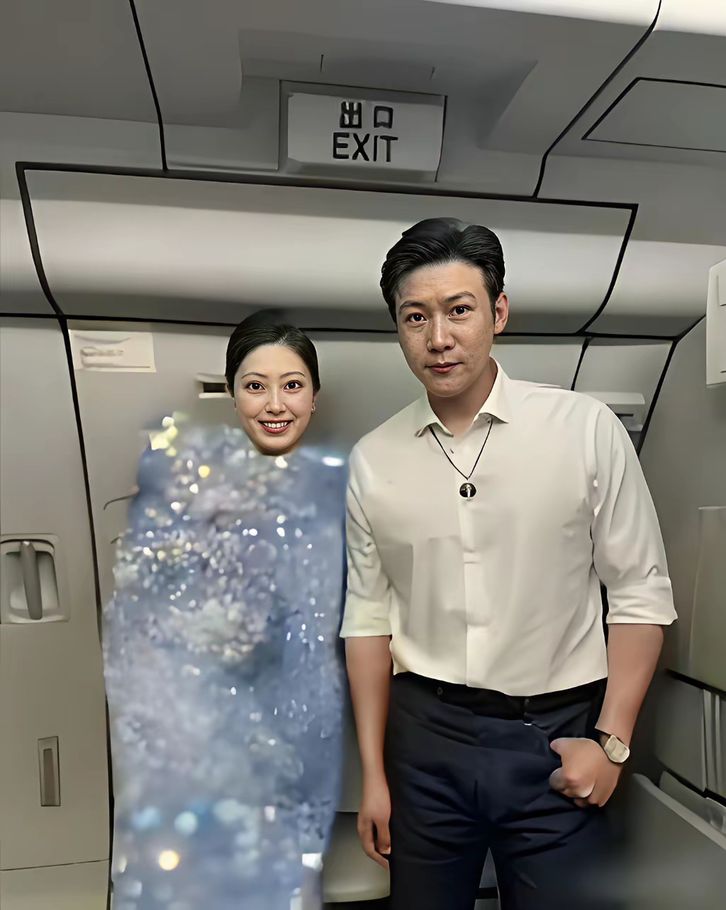 陆毅和她在出口处合影,他站在她旁边,他们面带微笑,准备离开这个充满