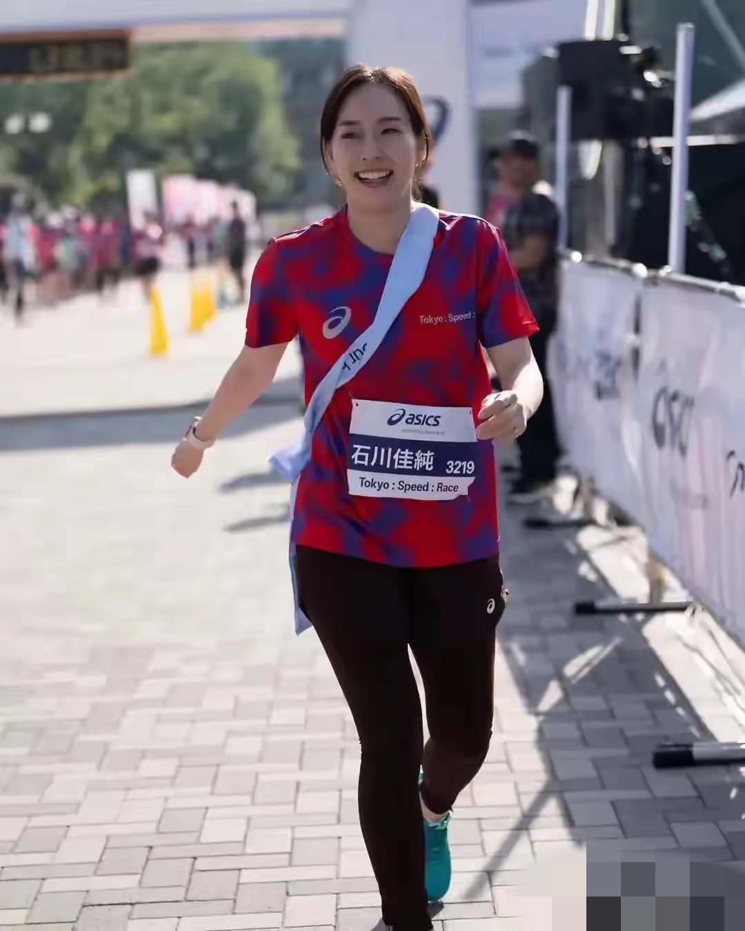 日本这名乒乓球运动员石川佳纯被称为乒乓球界的美女,你看她不打球时