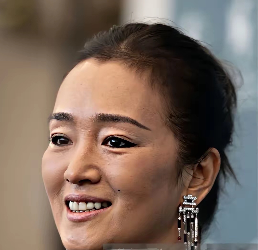 巩俐最近出现某节目现场,网友用近镜头捕捉到巩俐的面容,虽然这个年龄