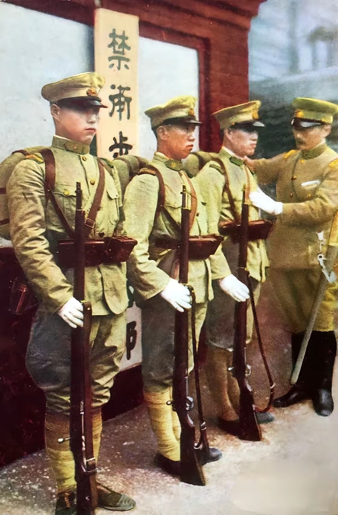这些日本鬼子在培养满洲国的伪军,其中的装扮武器配备基本都跟日本