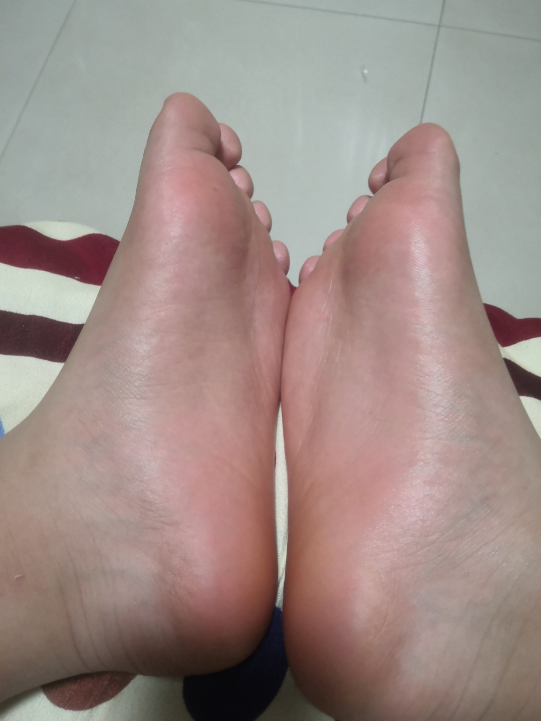 刚洗完澡后,男孩的脚丫