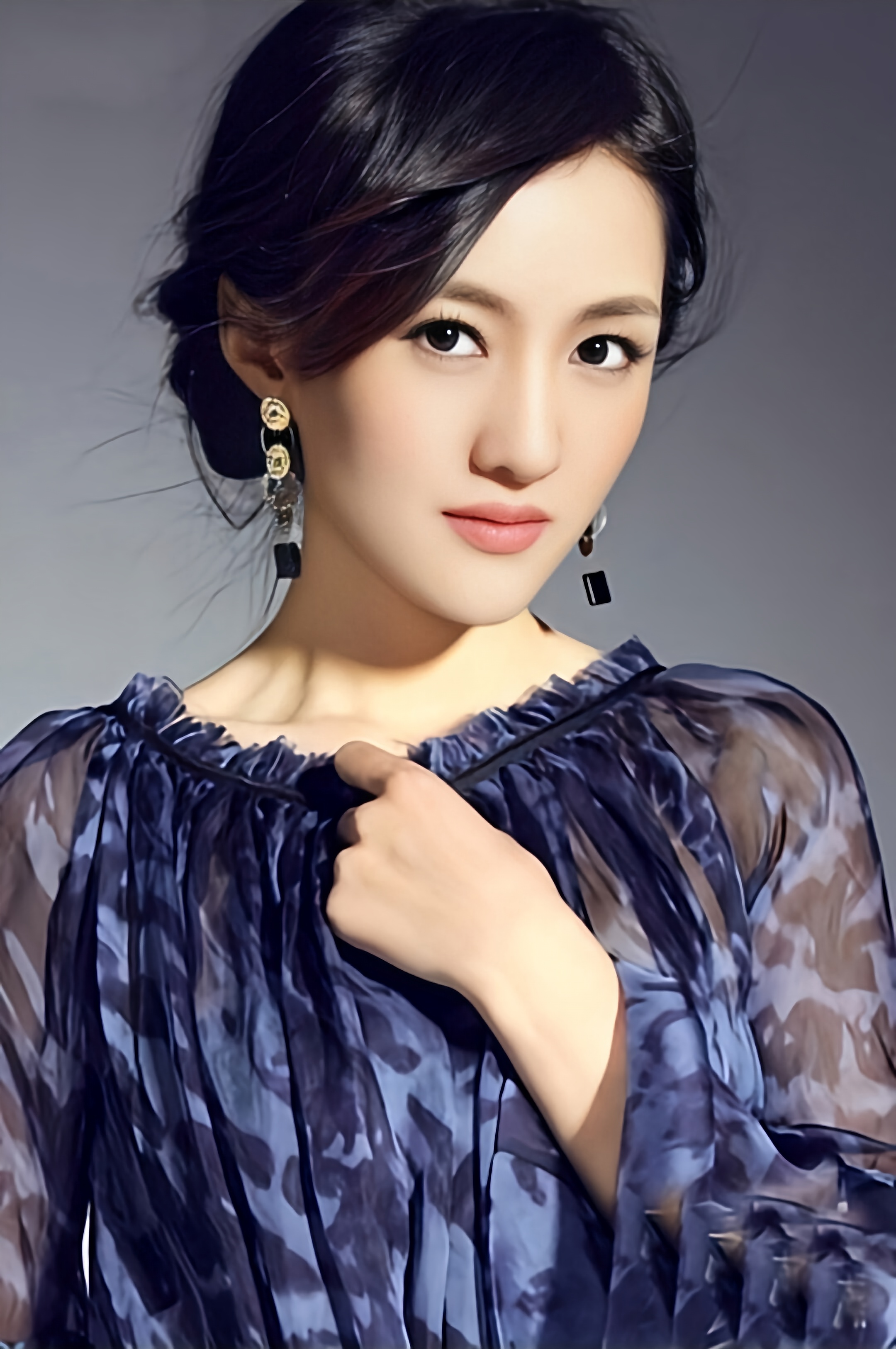 尤其是饰演的女军人角色栩栩如生,感人至深,展现了