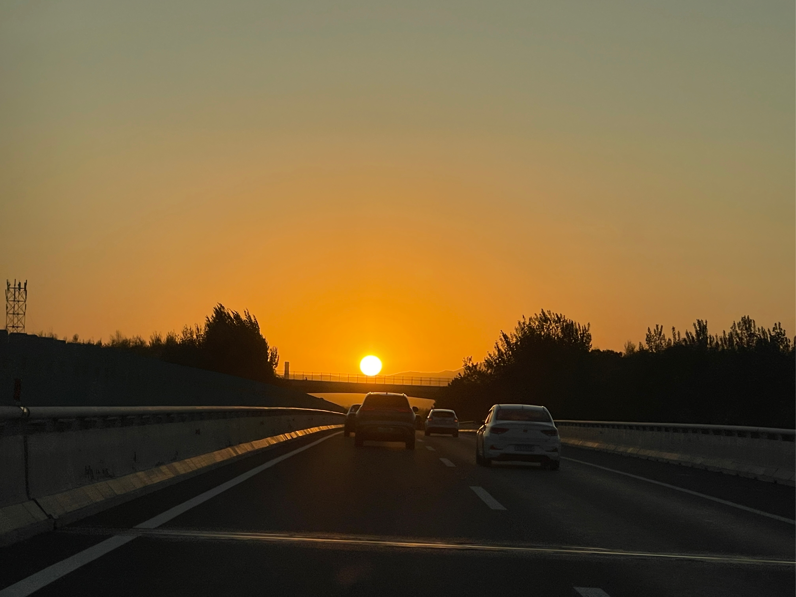 太阳照着道路的图片图片