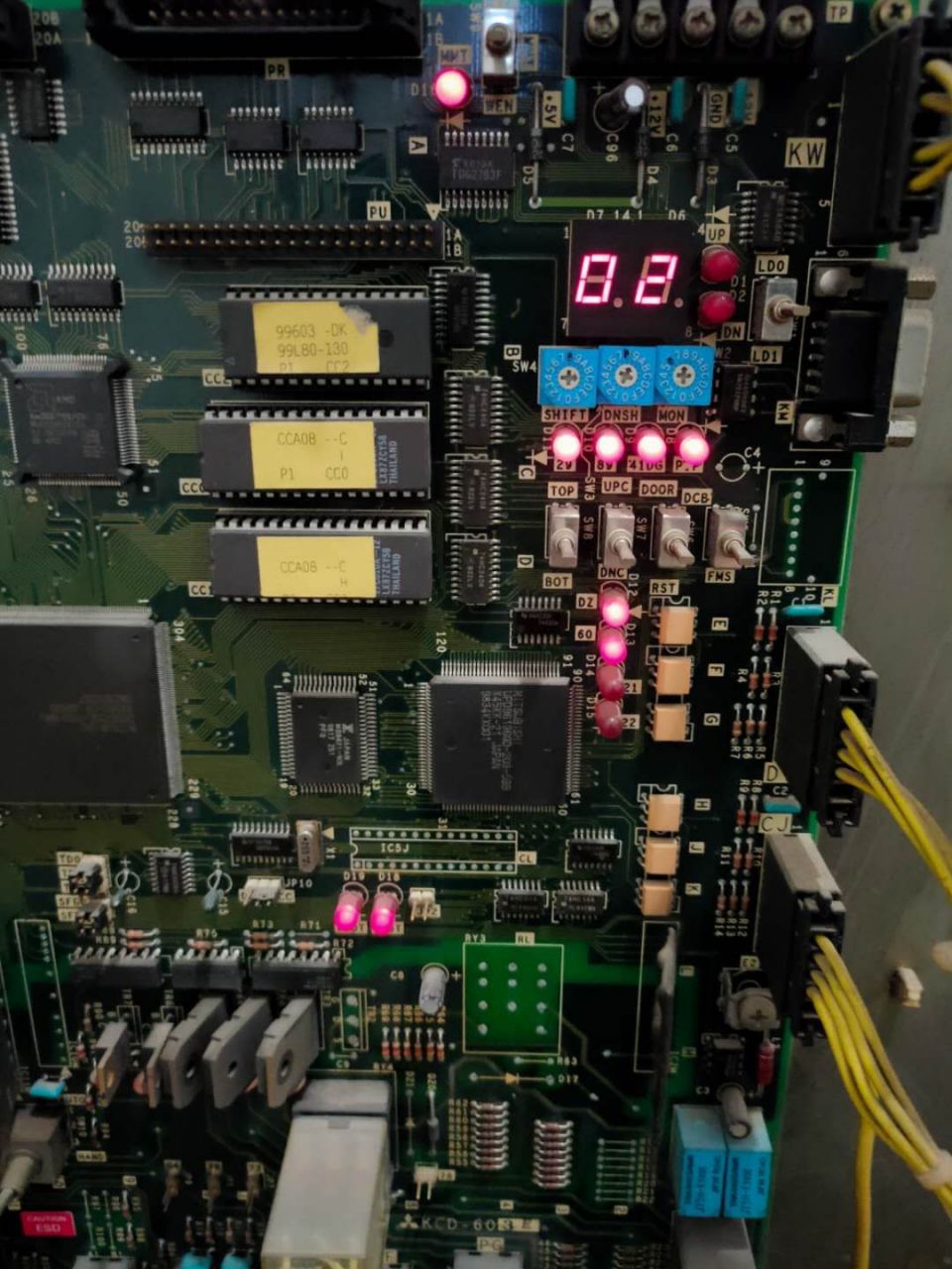 三菱电梯主板指示灯22灯不亮,什么原因,动一下检修就好了 求解求解