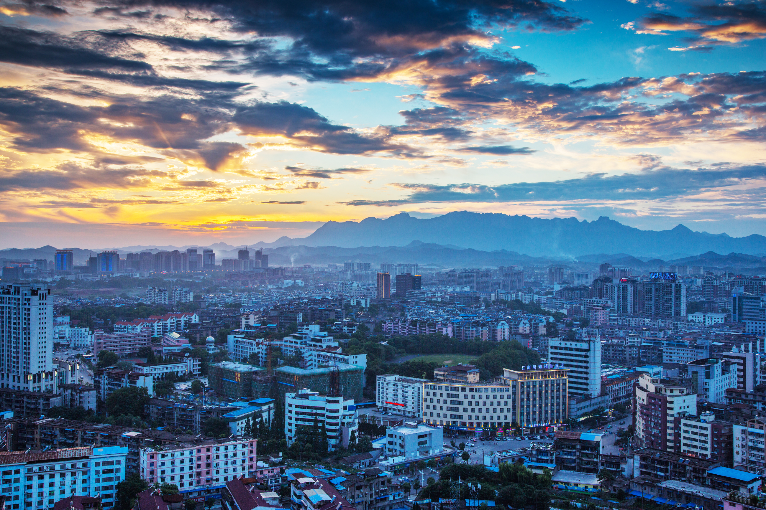 位于江西上饶市广信区北部的江西灵山风景名胜区,是道,佛二教圣地,被