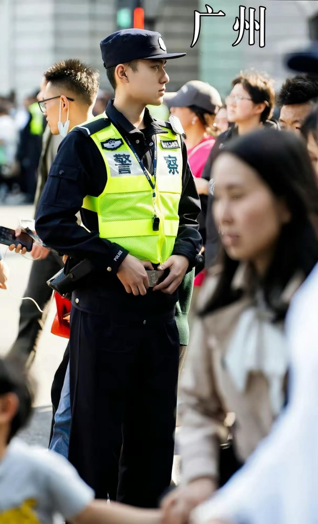 全国最帅交警亮相,穿着不同制服都很有亲和力,都给人一种安全感,其实